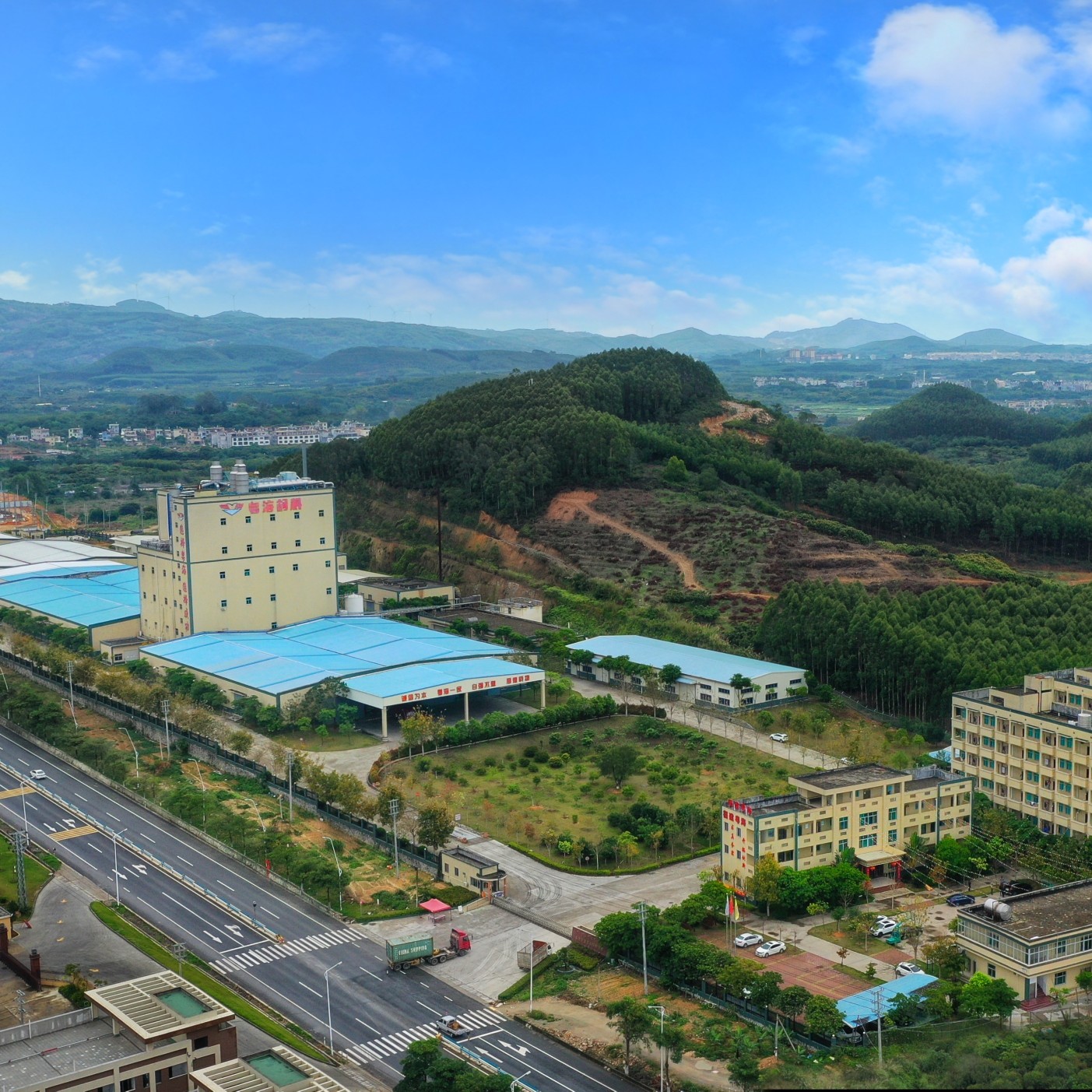 位于福建省漳州市云霄县陈岱镇竹港工业园,毗邻漳州市常山