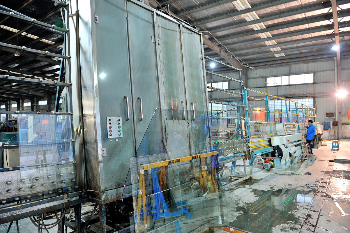 如今,外界集团既拥有国内外领先的保特罗玻璃切割系统,钢化玻璃生产线