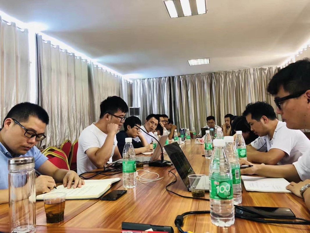 教育不是灌满一桶水,而是点燃孩子心中的一把火;教育是用一棵树摇动另