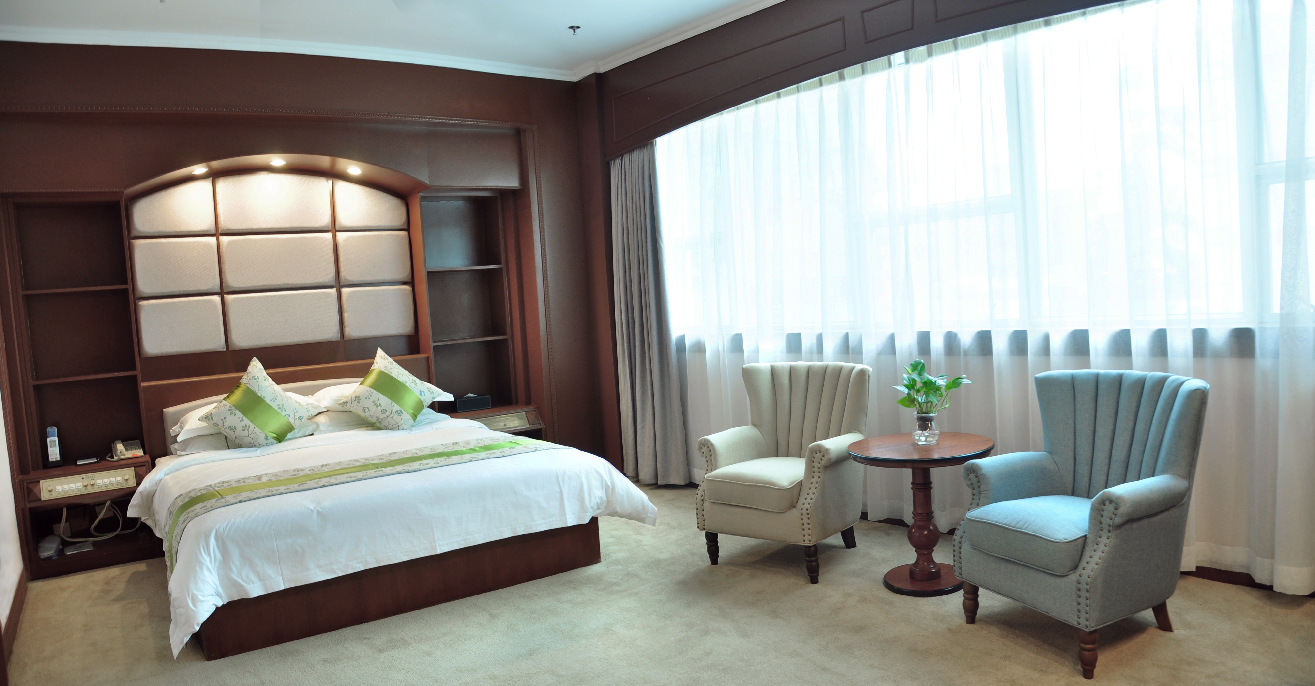 珠海凯迪克酒店位于繁华的吉大cbd商务区,从酒店车行五分钟即可到达
