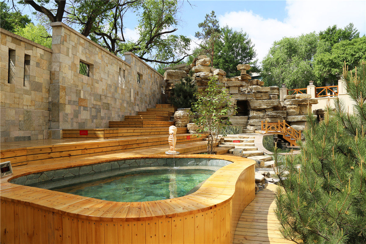 式温泉度假酒店,毗邻风景秀丽的aaaaa级旅游景区净月潭国家森林公园