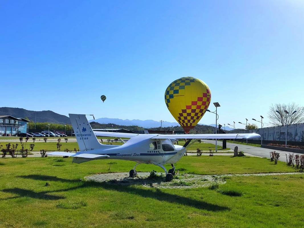 公司以密云机场为基地,为全球精英提供飞行培训,代客购机,航空器托管