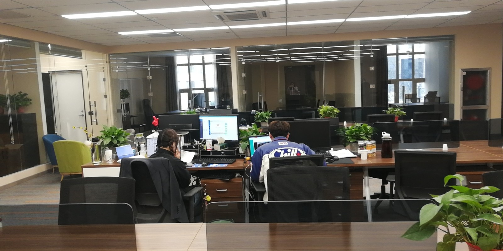 公司自有办公楼,设有员工餐厅,茶水间,用水为夏天冷水冬天热水,交通