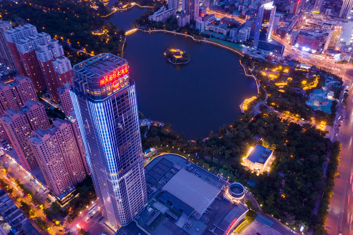 查看全部内容酒店不仅传承了湖滨会堂的历史传统元素,更以其完善的